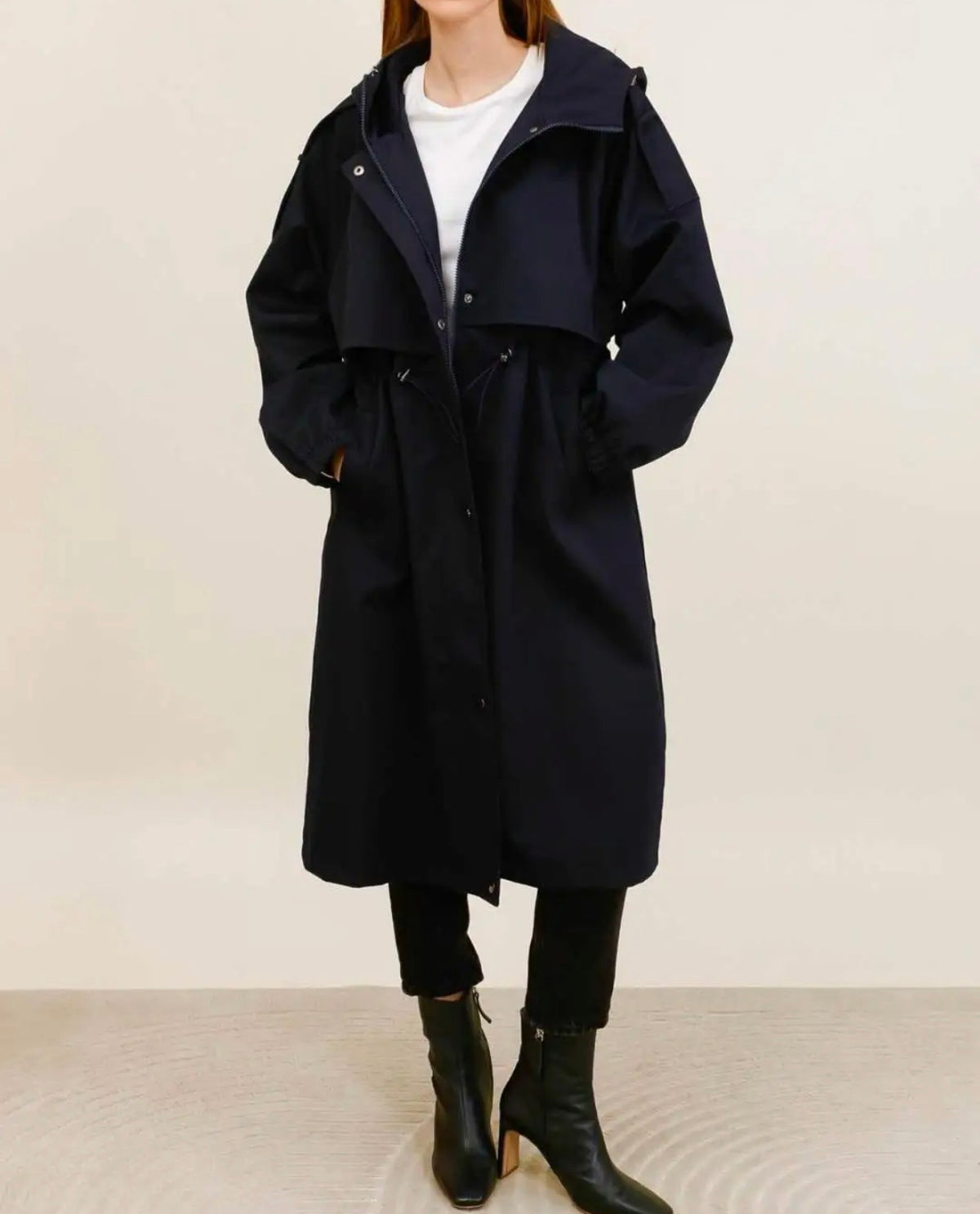 Manteau long à capuche bleu marine porté