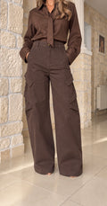 Pantalon cargo marron Sabria porté de face, taille haute et poches latérales