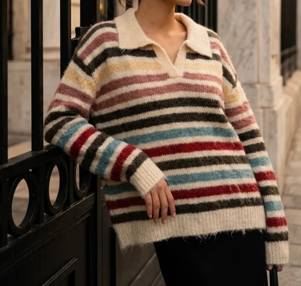Pull rayé écru multicolore, porté