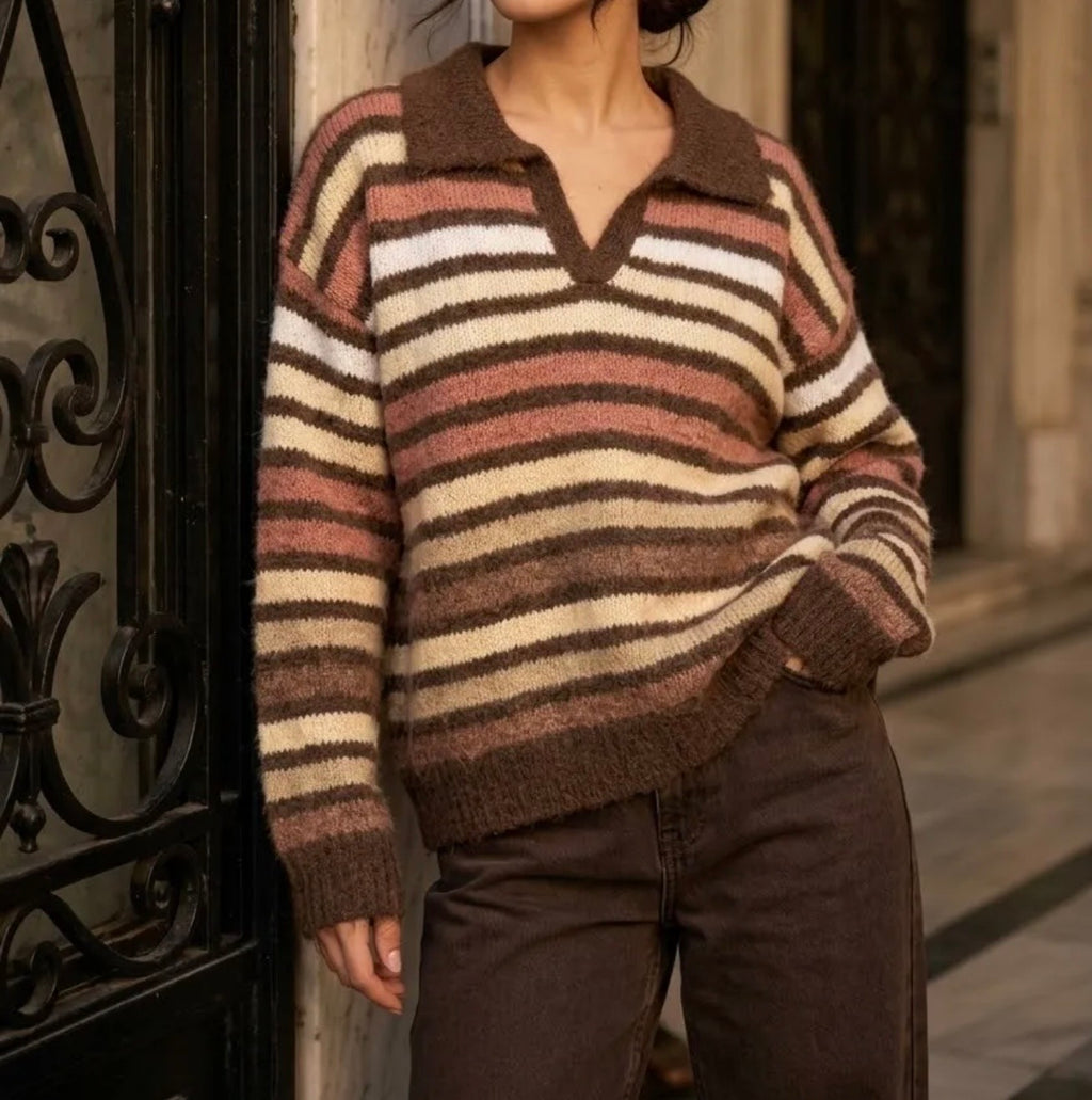 Pull rayé marron et rose, porté