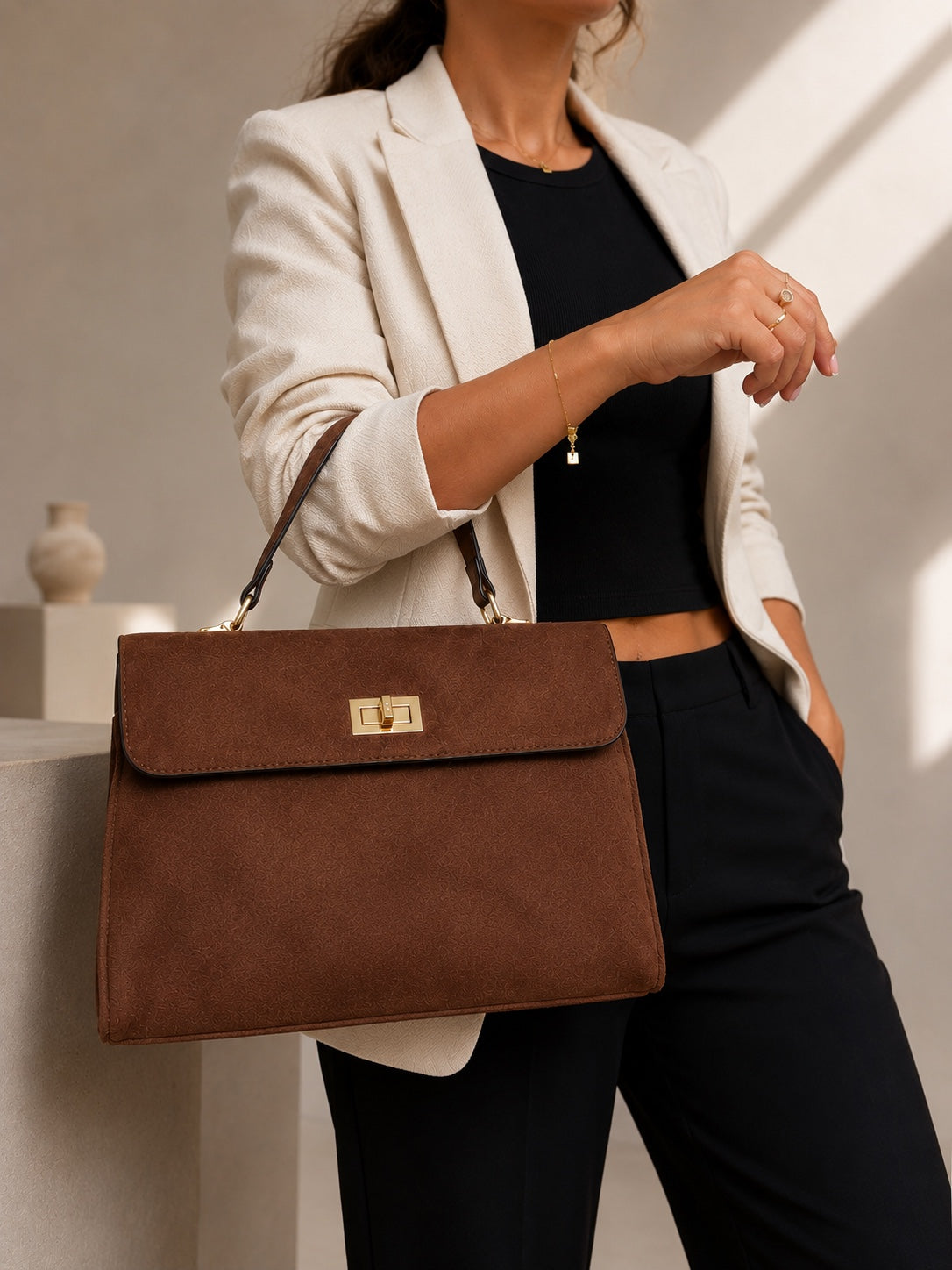 Sac Signature Sabria marron porté